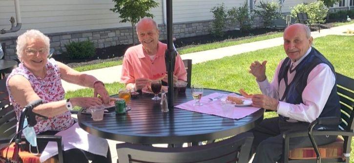 StoryPoint Middletown Residents Dining in Outdoor Patio