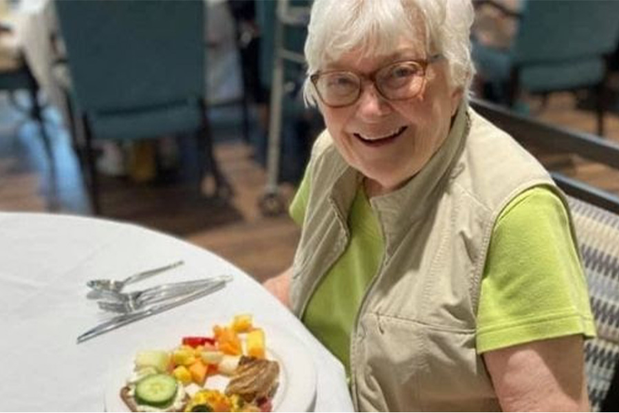 StoryPoint resident eating lunch