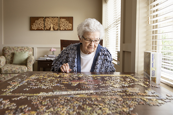 Senior-woman-doing-a-puzzle