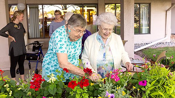 independence-village-residents-gardening