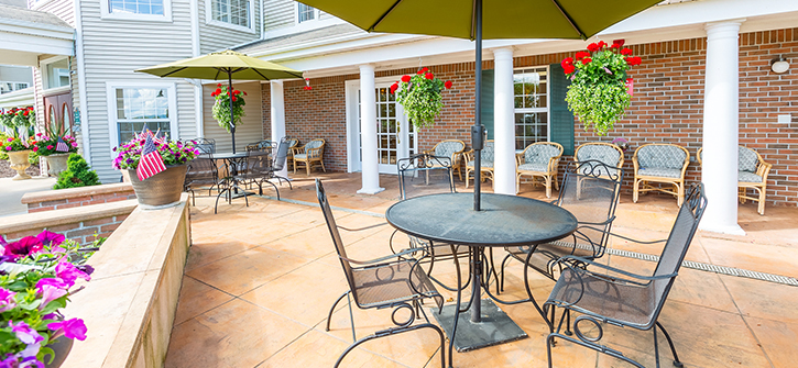 Independence Village of Petoskey community outdoor seating area