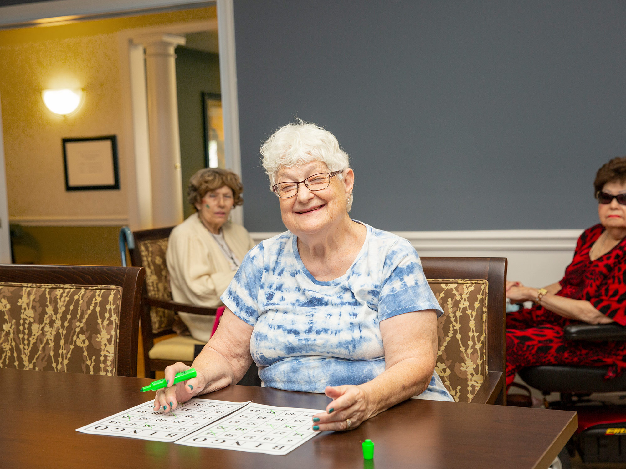 senior playing bingo