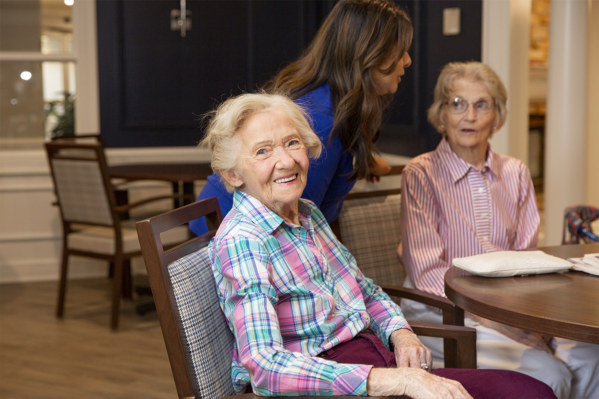 Seniors sitting in a StoryPoint dining room