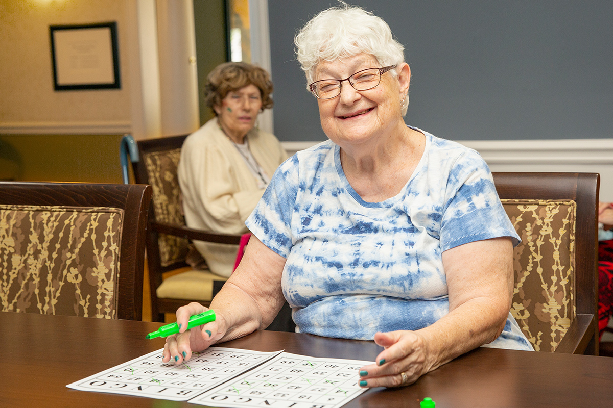 senior playing bingo 